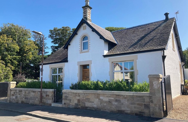 ISLAY House, Comfortable home- private garden, in quiet village, near Edinburgh