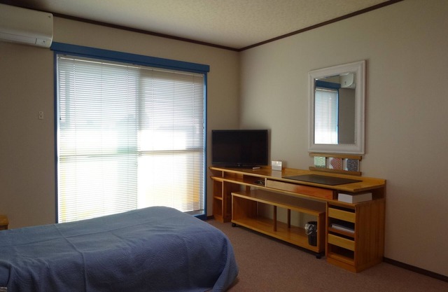 It has a kitchen, closet, shoe closet, washing machine, balcony and parking space. Clothes can be dried on the balcony, or room-dried. The 46 sq. m. of space is ideal for long-term stays.