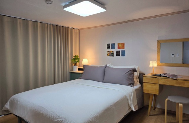 It's a kozy stay where you feel K-culture including traditional Korean markets.