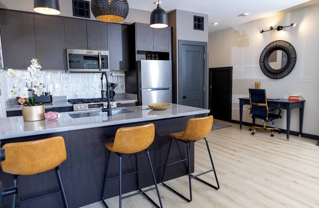 Its a VIBE! Chic 2BD/1BA retreat close to everything important in New Orleans