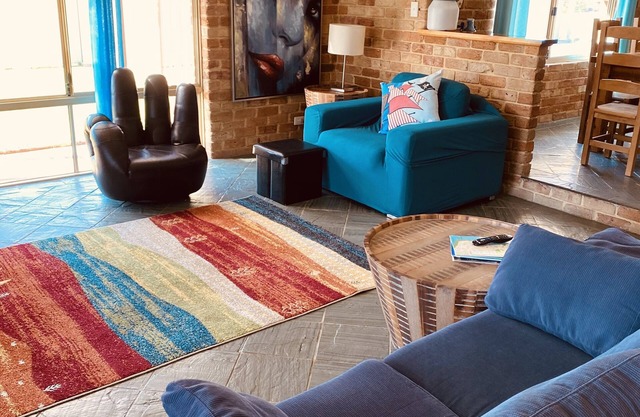 J Bay Getaway - Stones Throw From Beach