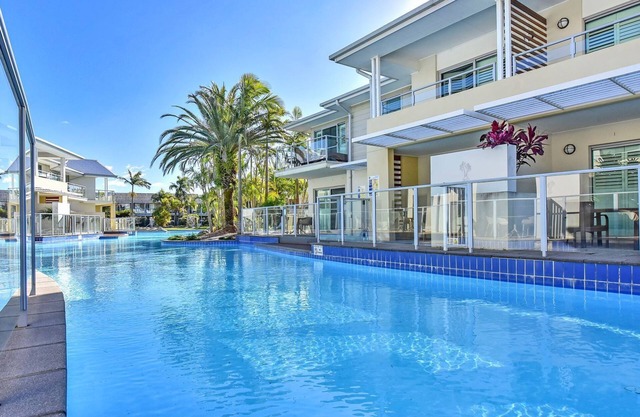 J's Resort Pacific Blue Swim Up-Unit A