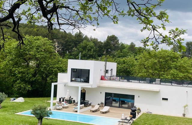Jacasse Retreat: Luxury Contemporary Villa in Nature, Provence