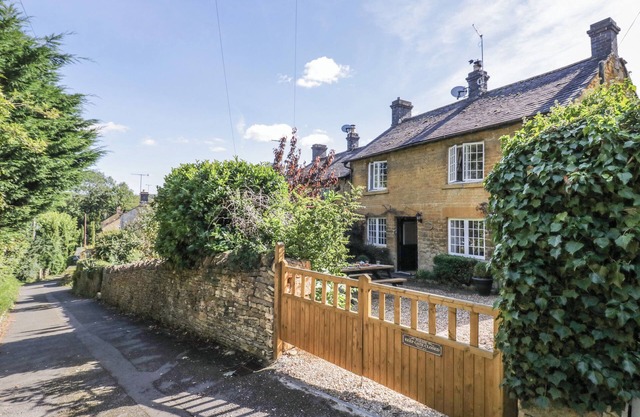 JACKDAW COTTAGE, pet friendly, with open fire in Blockley