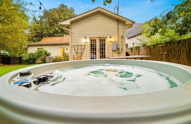 Jacuzzi-Great Reviews-Mins 2 Dwnt Town-Art Vibe!