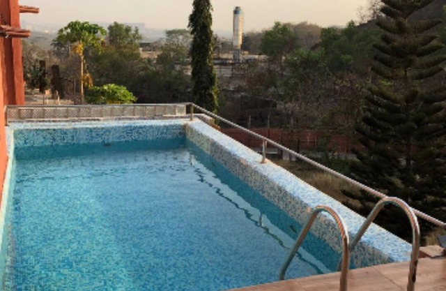 Jame's Villa with Deck 4.5 mills away from CSMT Airport