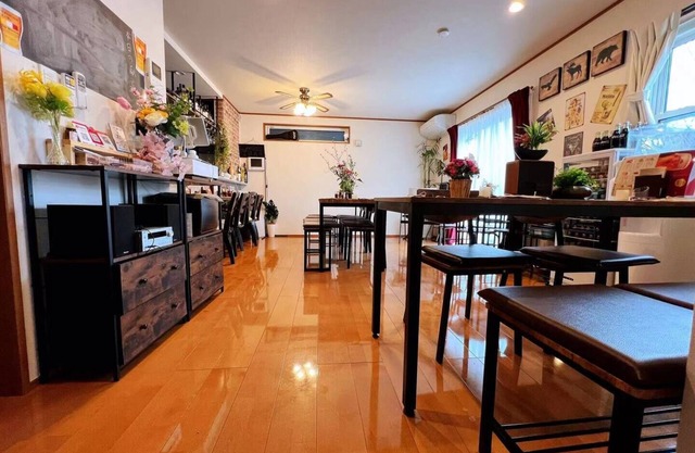 Japanese-style detached house in west Tokyo, 1 km from Tama Art University, 3 stations from Sanrio Puroland, 1 station from Minami-Osawa Mitsui Outlet Park, 30 min. drive to Mt. Takao, 1.5 hr. drive to Mt.