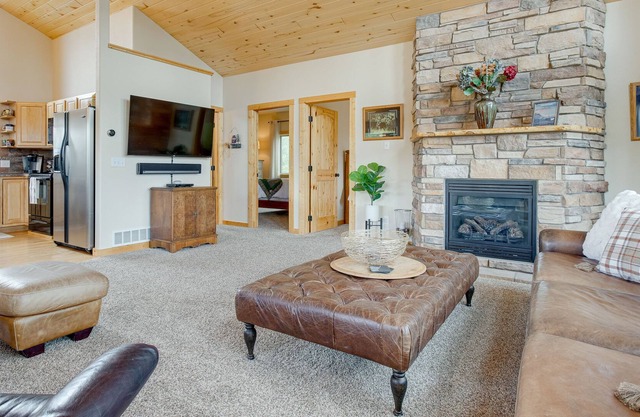 Jefferson Mountain Cabin w/ Private Deck & Grill!