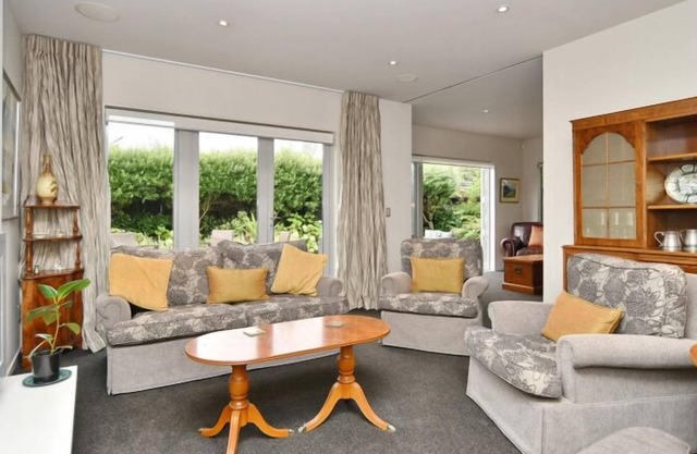 Jeffreys Road-2-Storey holiday home in Fendalton