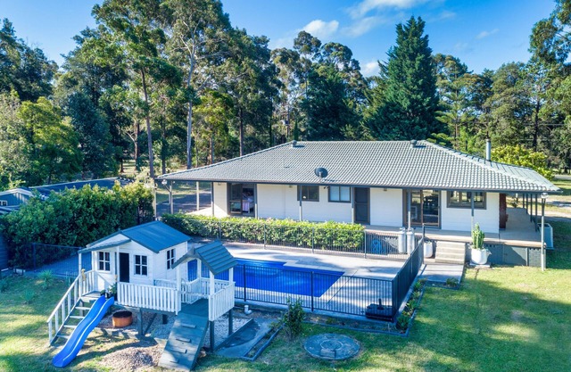 Jervis Bay Luxe Rural Family Retreat in on 5 acres with Fireplace & Private Pool