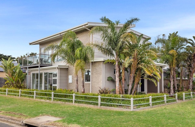 Jetty View - Stylish, seaside views.