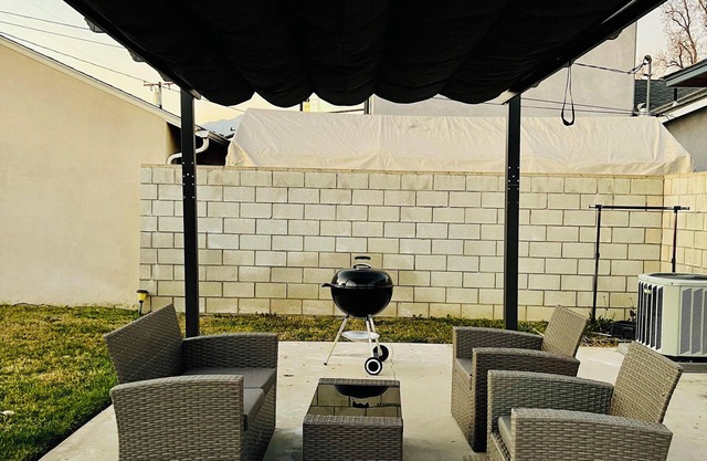 Jie’s choice 3b single house with large backyard