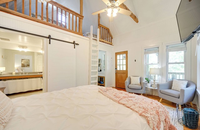 Johnson City Studio w/Fire Pit on 25 Acres!