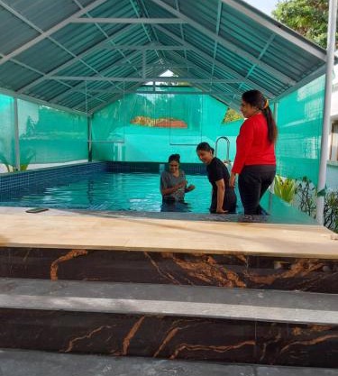 Johnson's Homestay With Pool & Ecohouseboat near town beach