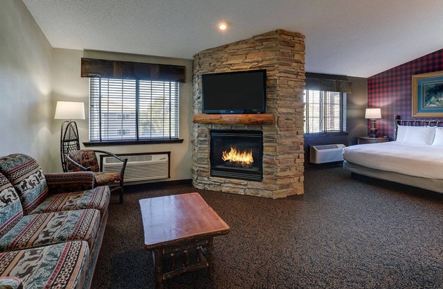 Johnston Charm: Cozy Rooms, Free Hearty Breakfast Included, Near I-35