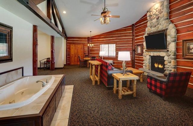 Johnston Retreat: Enjoy On-site Bearly's Bar in Our Rustic-Themed Stay, Parking