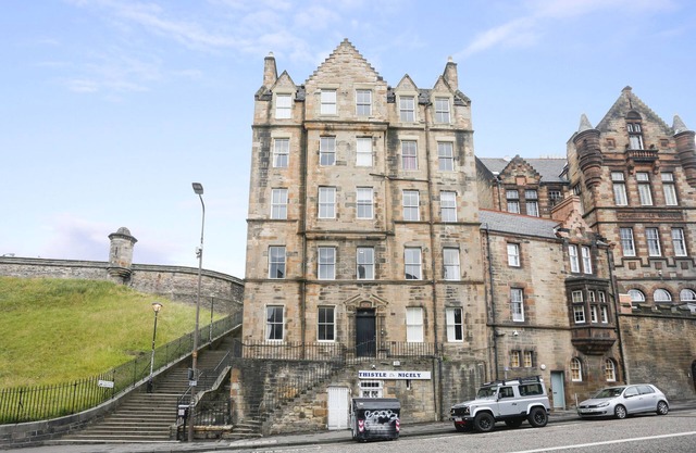 JOIVY Bright 2Br Apt W/Stunning View, Next To Edinburgh Castle
