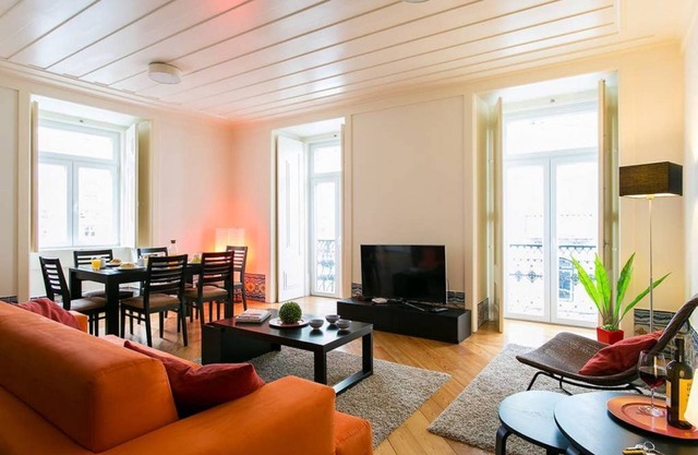 JOIVY Elegant 2BR Apt w/workspace nearby Baixa-Chiado subway
