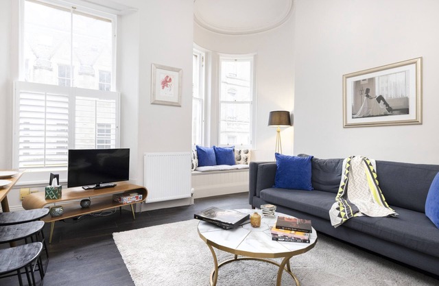 JOIVY Iconic Cockburn Street 4 Bedroom Apartment: Heart of Old Town