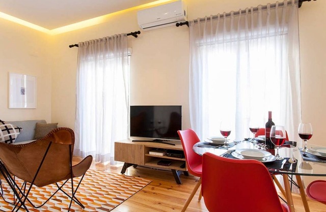 JOIVY Stylish apt w/balcony in Graca
