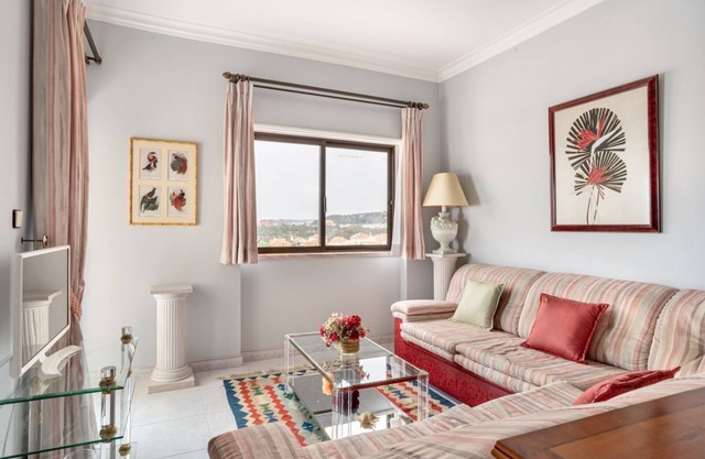 JOIVY Vibrant 2-bed flat w/balcony