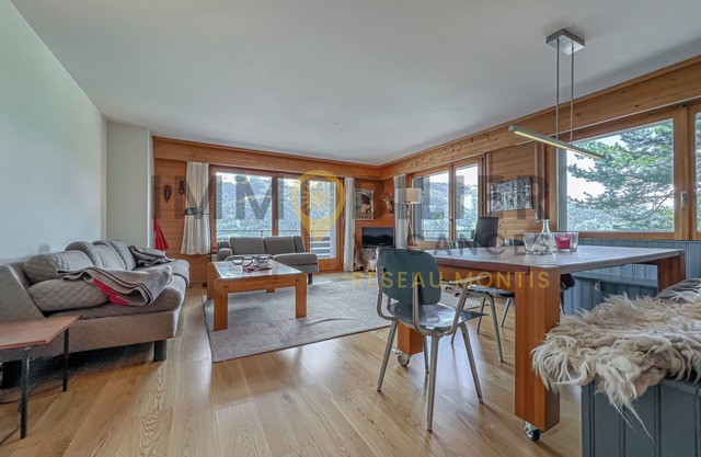 Joli appartement de 4 pièces entièrement rénové, dans un immeuble à l'entrée du village, à proximité