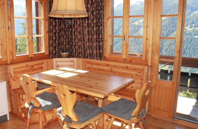 Joli chalet avec beaucoup de charme situé sous l'hôtel Bella-Tola, proche de toutes commodités, avec