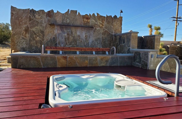 Joshua Tree Home Home Fountain Oasis & Spa w/360 Views
