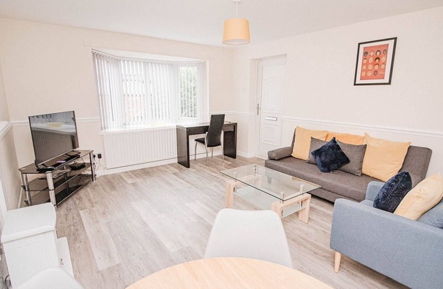 Jubilee Gardens - Recently refurbished 2 bed apartment with shared garden and parking near Doncas...
