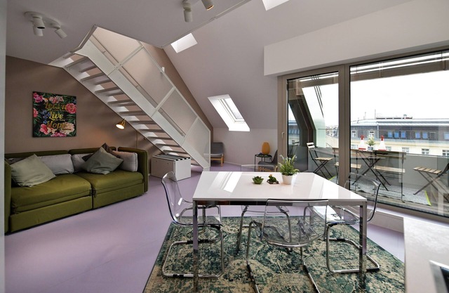JULIUS 26 - duplex loft apartment 5 mins to city center
