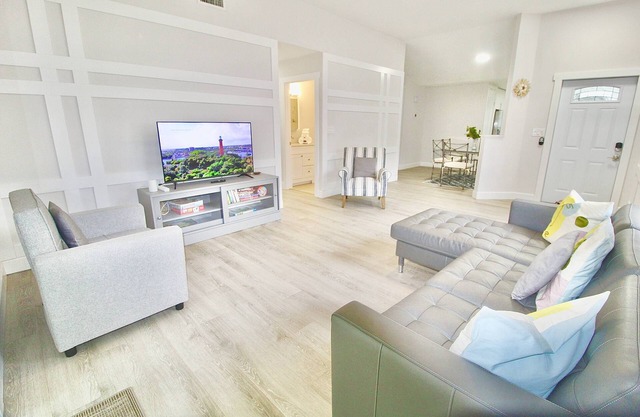 Jupiter Sunshine 3 BR Home w/Pool in the heart of Jupiter!