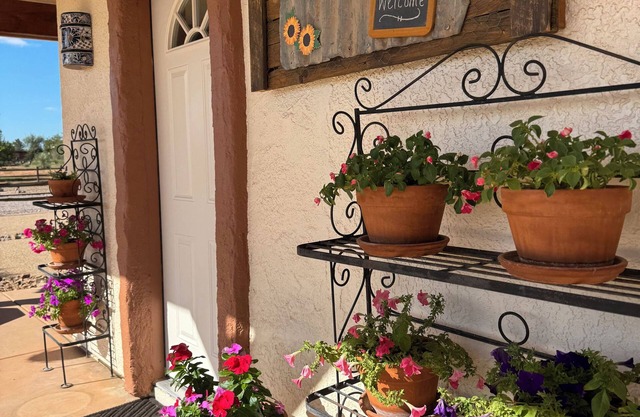 Just 20 mins from Bisbee! 2 Room Guest Suite on country hobby farm