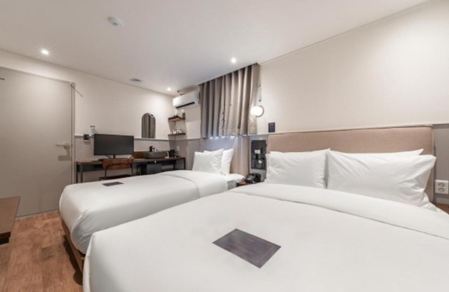 Just Stay Hotel
