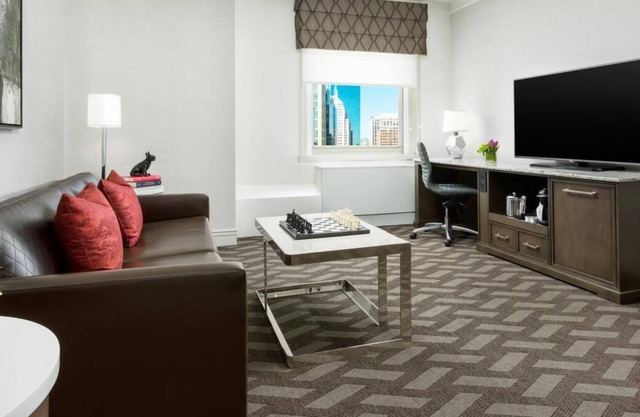 Just Steps Away from America's Oldest Public Park! 3 Pet-friendly Suites!