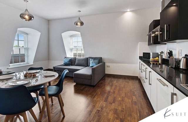 K Suites - Modern 2 Bed Apt in Central Area