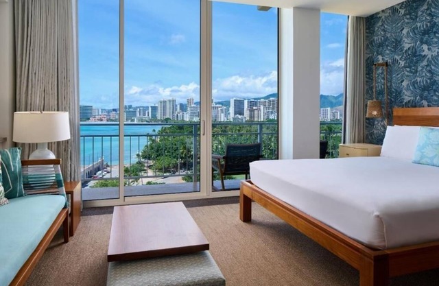 Kaimana Beach Hotel | Ocean View Signature King | Close to Waikiki Aquarium