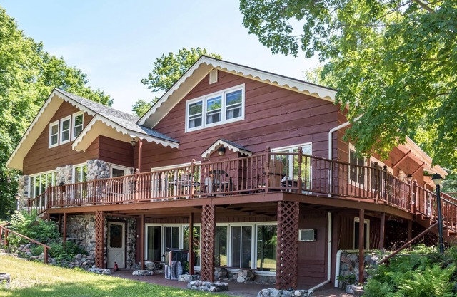 Karinall Estate at the Lake: sleeps 24, 8 bedrooms, 6 bathrooms, 9,400 sq ft