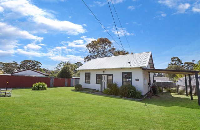 Katisha Cottage: Lovely home with cosy country-style furnishings & fireplace