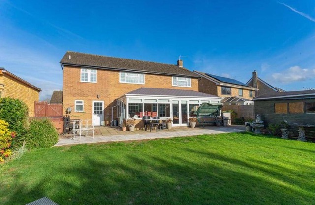 Kennedy Villa - 5 Bedroom House with Hot Tub, WiFi, Free parkings, Close to Bicester Village