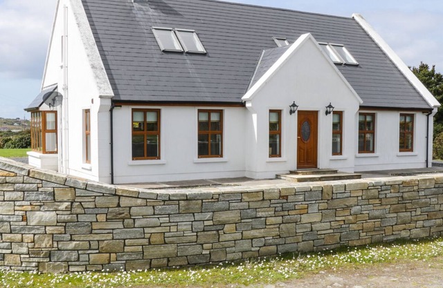 KEVIN'S HOUSE, pet friendly in Achill Island, County Mayo