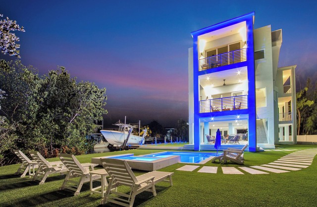 Keys Casa: Elegant Waterfront Retreat, Sleeps 16, Elevator, Private Dock, Putt-Putt