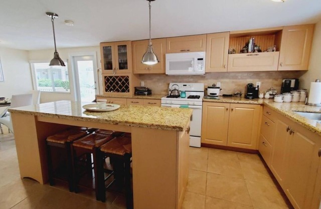 Keys Tropical Bungalow! delightful and spacious 3/2 makes a great getaway.