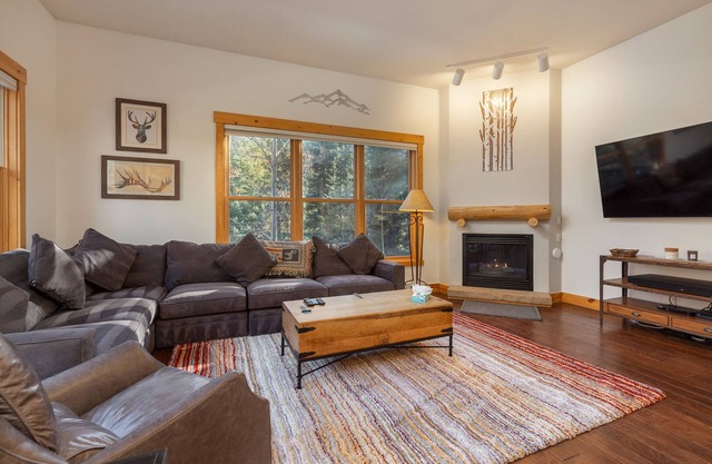 Keystone Condo w/Spacious Deck and Gorgeous Views, On-Site Shuttle Stop!