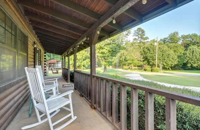 Kilgore Gem: Pet-Friendly Cabin w/Duck Pond!