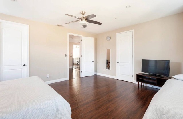 KING BED 6 Bed 2.5 Bath Huge Home with Private Garage, Washer/Dryer