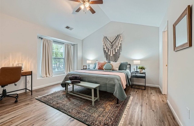 King Bed-Clean & Cozy Townhome in University Area
