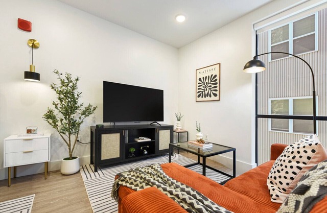 King Bed Comfort | Free Parking | UPMC, Pitt & CMU