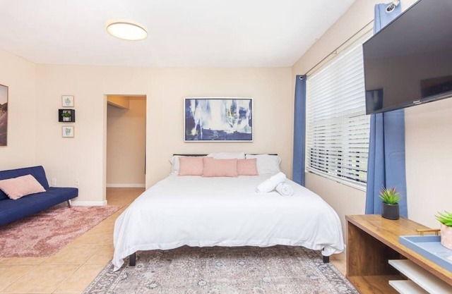 King bed Free Parking & Wi-fi near Wynwood!