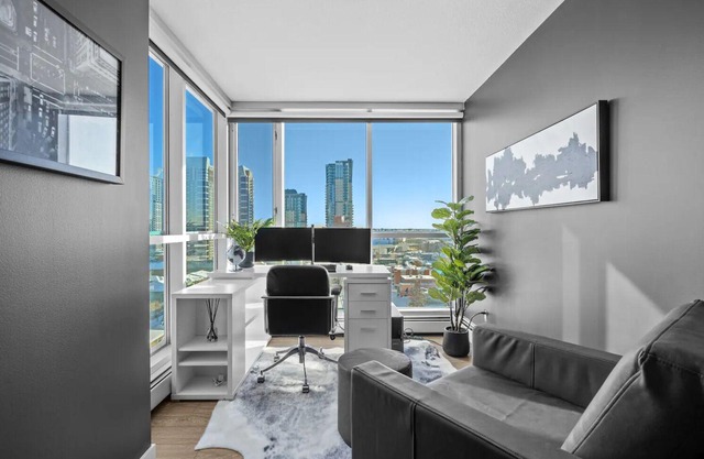 King Bed , VIP 2 Bedroom, Walk to Saddledome , UG Stall , AC, Mins to Saddledome