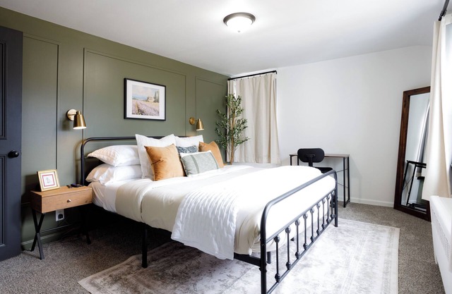 King Size Bed, Work Desk, Near Hwy, Laundry Room Access, Nearby Parking